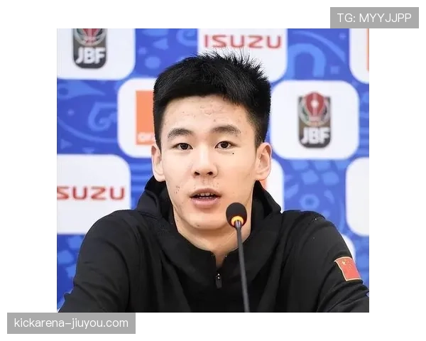 郭昊文这自律程度，连健身房镜子都反光得不好意思了